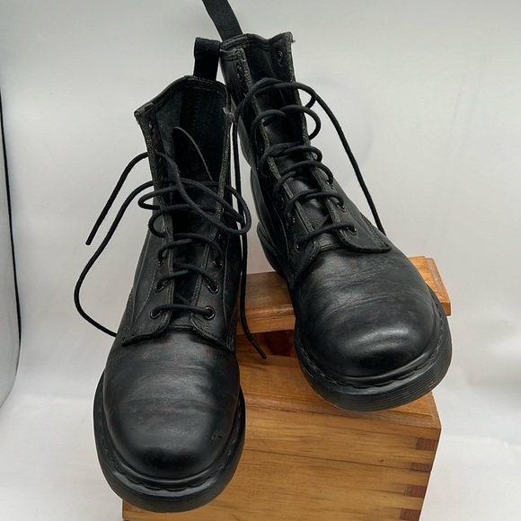 Dr. Martens Shoes - Dr. Martens Ditzy Floral Dark Black Boots size 7 UK 9 USA